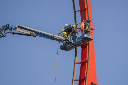 Operarios trabajando en el desmontaje del 'vertical lopp' del Dragon Khan.