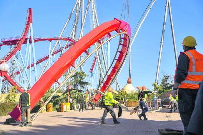 Una grúa de grandes dimensiones ha movido la parte superior del 'looping', que pesa unas 12 toneladas.