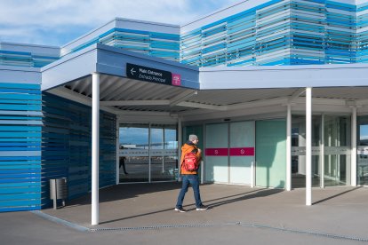 Un individu col·loca una bossa sospitosa a la terminal de creuers del Port de Tarragona en un simulacre.