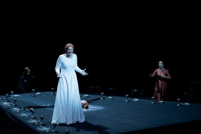 Lise Davidsen (Isolda) y Ekaterina Gubanova (Brangäne) en la apertura escénica del primer acto, con Isolda sobre la mesa dispuesta, en una propuesta visual minimalista que marcó el tono del montaje. 