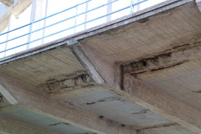 Parts amb despreniments sota el pont de les Arcades de Móra d'Ebre.