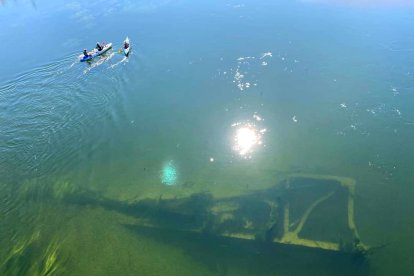 Imatge del fragment del pont antic, destruït a la Guerra Civil i que està submergit, que es vol recuperar a Móra d'Ebre.