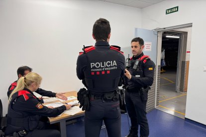 Alcoba parlant amb els agents que han gestionat el furt en una botiga del Parc Central.