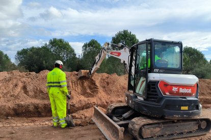 Operaris, treballant en la zona de la rasa oberta.