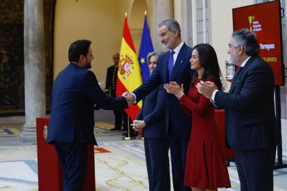 Rubén Viñuales saludant al Rei Felip VI.