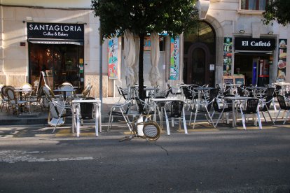 Dues cadires caigudes en una terrassa d'una cafeteria del tram final de la Rambla de Tarragona durant el temporal de vent.