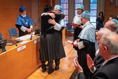 Martínez Shaw y Pallarès, en el abrazo que sella la investidura como honoris causa.