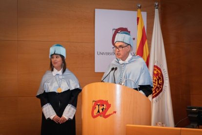 Los padrinos, Judit Vidal y Josep Fàbregas, durante el ‘laudatio’.