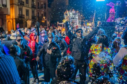 Imagen de la Batalla del Confeti, ayer domingo, con motivo del Carnaval reusense.
