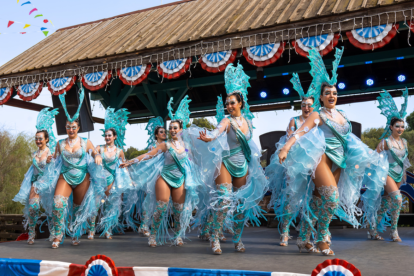Comparsa de Tarragona actuant a l’escenari de Penitence Station.