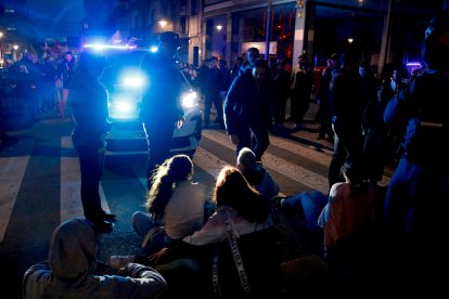 Diversos veïns intenten impedir l'avenç de la manifestació de Vox.