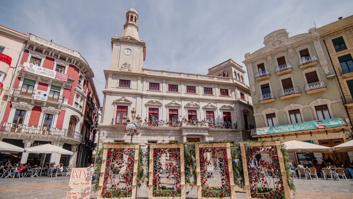La plaça del Mercadal de Reus decorada amb roses en el marc del Festival Roses de Reus 2023.
