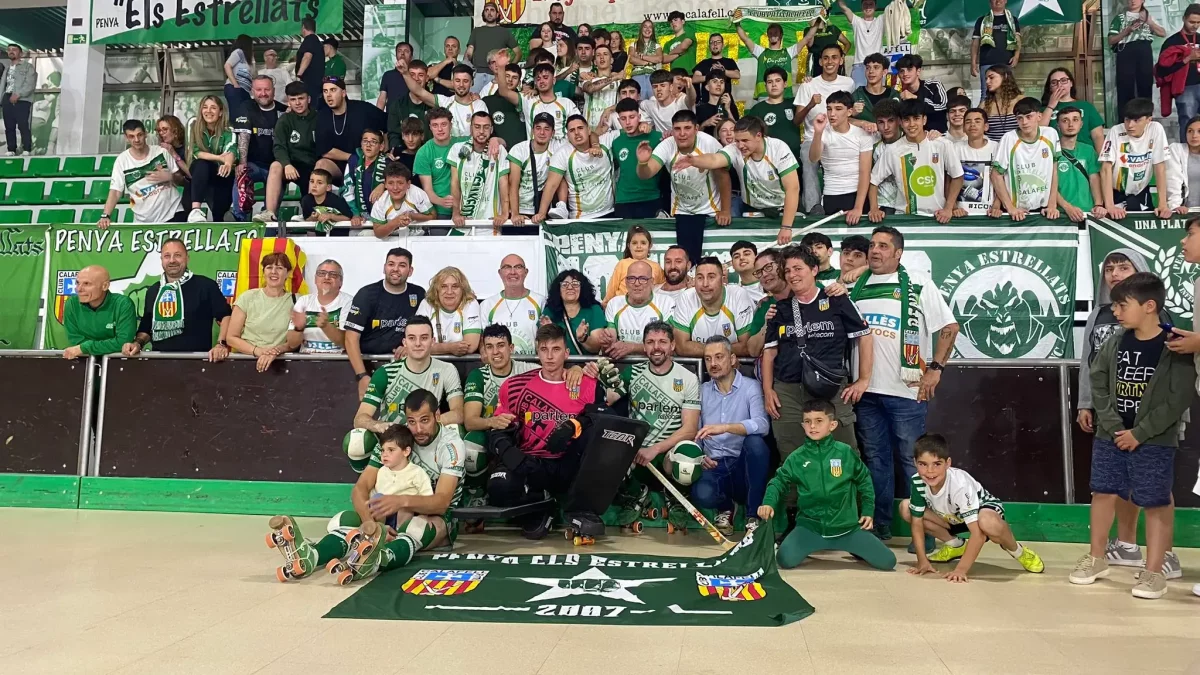 Els jugadors que s’acomiaden de l’entitat i el tècnic Ferran López acompanyats de la penya Els Estrellats en l’homenatge del dissabte.