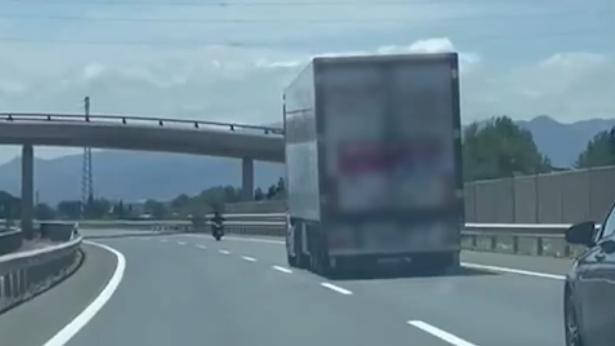 Un camioner begut que conduïa fent esses per l'A-7 i l'AP-7, detingut a l'Aldea