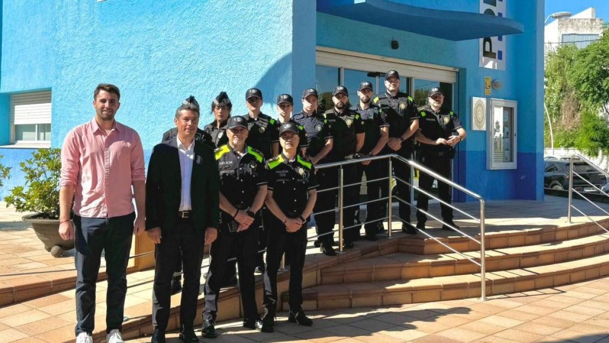 Imatge dels agents de la Policia Local davant la nova caserna.