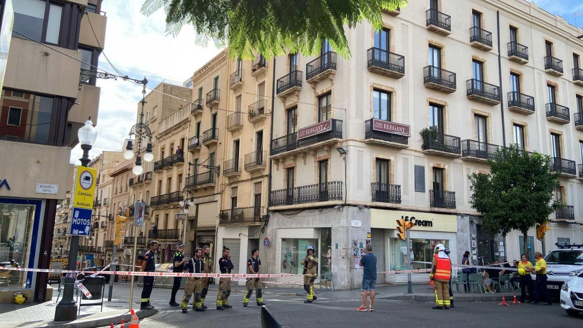 Evacuen els veïns de dos edificis del carrer Unió de Tarragona per l'aparició d'esquerdes en un d'ells