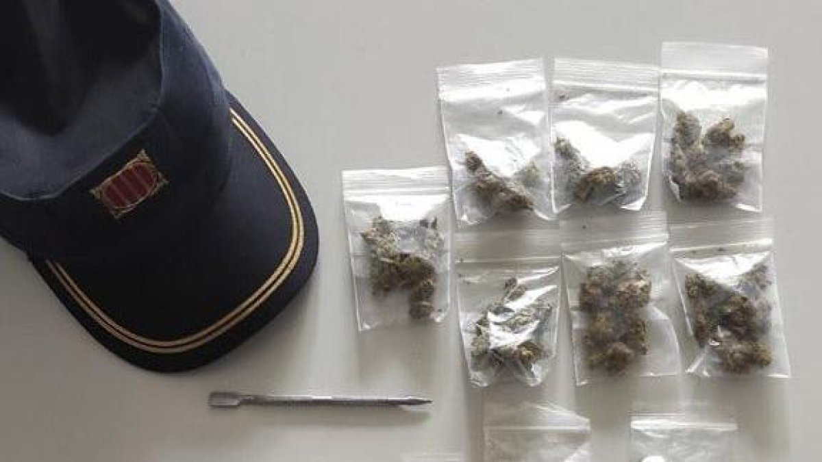 L'aturen a Salou per conduir un vehicle amb sis persones a l'interior i acaba detingut per tràfic de drogues