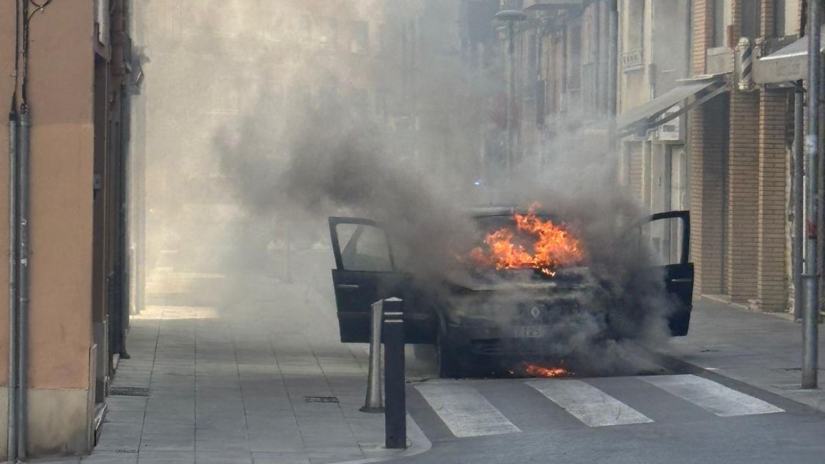 Quema por completo un coche en la calle Avenir de Valls