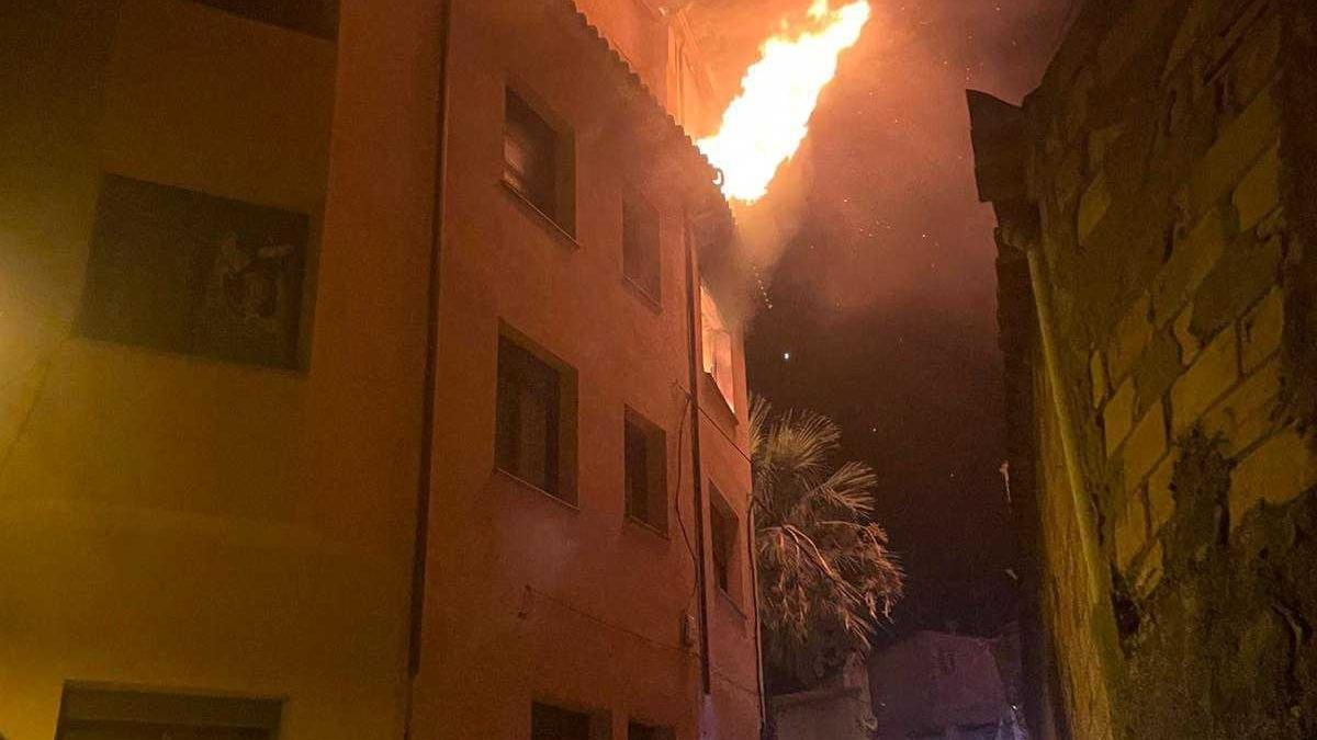 Tercer incendi en menys de tres anys en un bloc ocupat a Móra d'Ebre