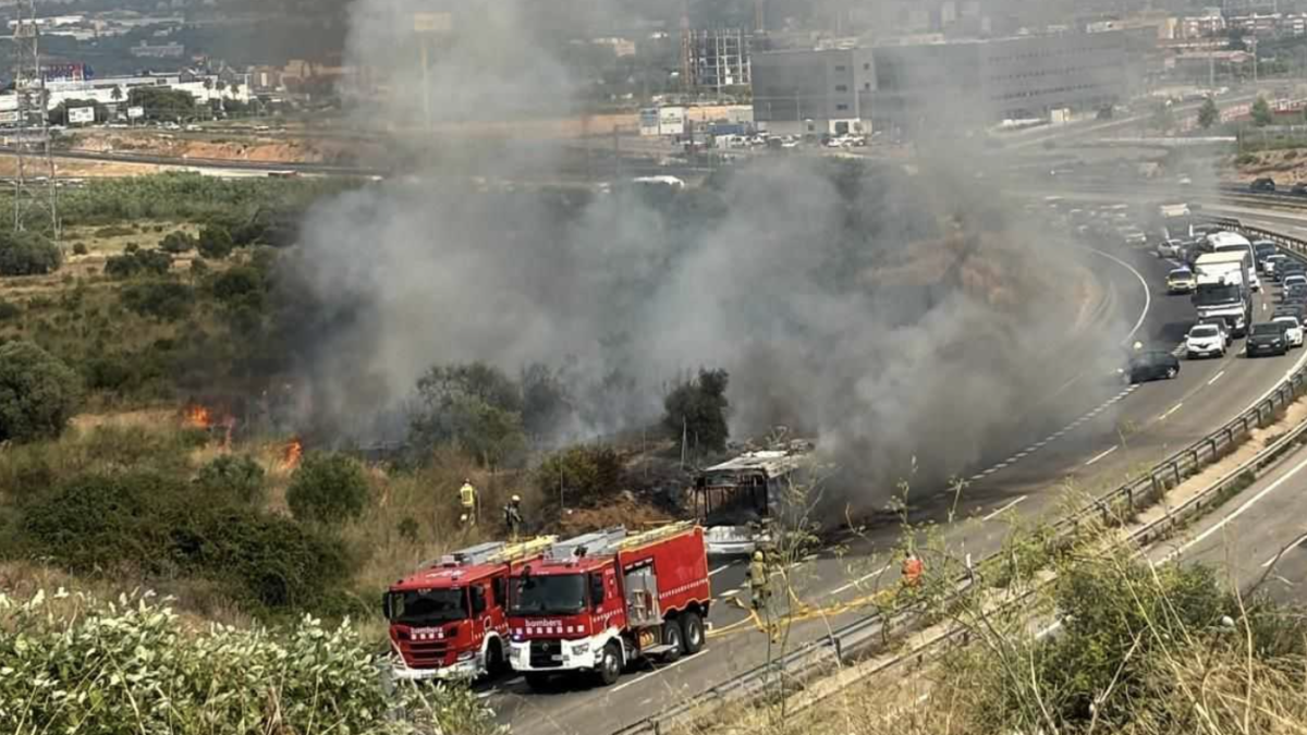 Tallada l’A-7 a Tarragona per l’incendi d’un autobús: retencions i foc de vegetació