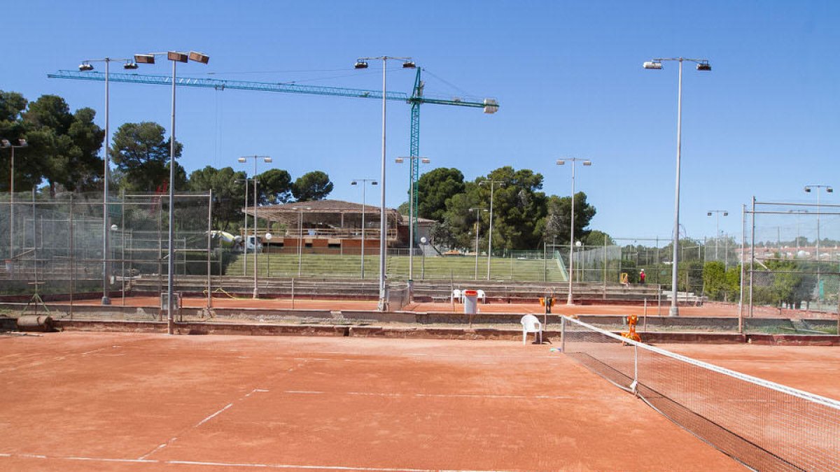 El alcalde de Salou, Pere Granados, junto con el concejal de gestión del territorio, Marc Montagut, han visitado esta mañana las obras de remodelación del Tenis Salou H2O, que contarán con más de 2,5 millones de euros de inversión privada.