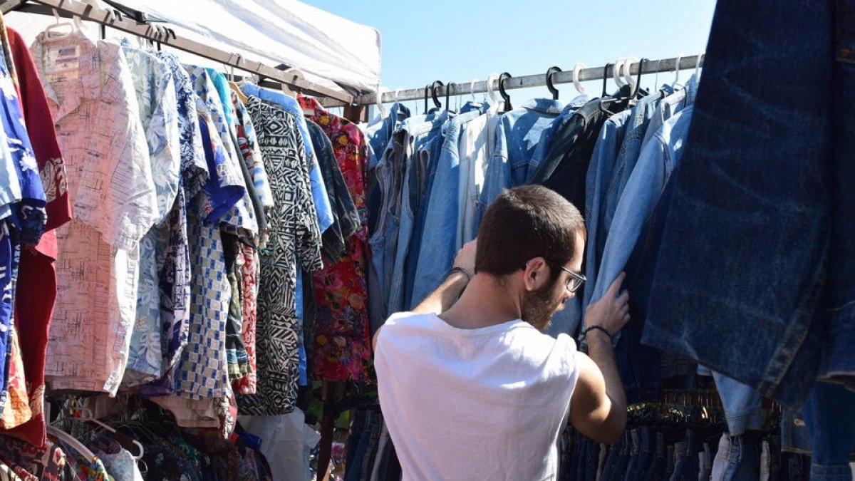 La segona edició del 'Pleamar Vintage Market' va arribar al Parc Voramar d'Altafulla aquest dissabte. Parades de roba, mobles i objectes vintage de tot tipus van atreure gran quantitat de públic al llarg del dia.