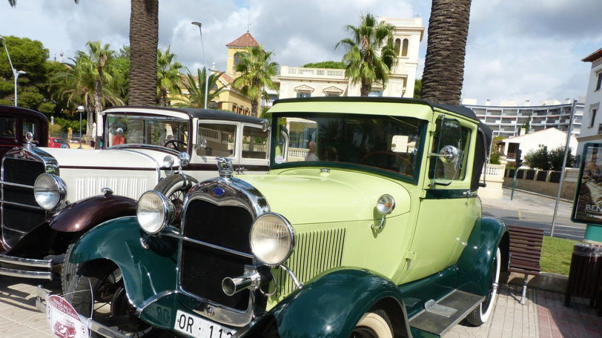 Un centenar de vehicles clàssics es van reunir el passat diumenge en el sisè Rally Clàssics Costa Daurada de Salou.