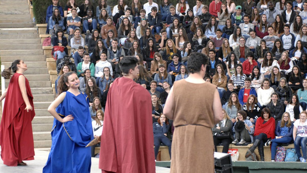 4.000 estudiants de Catalunya, València i Osca han assisit a la 21a edició del Festival Juvenil de Teatre Grecollatí que s'ha celebrat a Tarragona, al Camp de Mart i al Teatre Tarragona. Durant la mostra han gaudit d'una tragèdia d'Eurípides i d'una comèdia de Plaute.