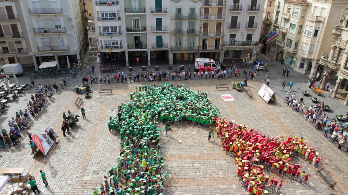 Més d'un miler d'infants reusencs s'han aplegat al Mercadal per recrear la figura del Drac de Reus, en l'acte «Hola, Sant Pere!», que dón ala benvinguda a les festes majors.