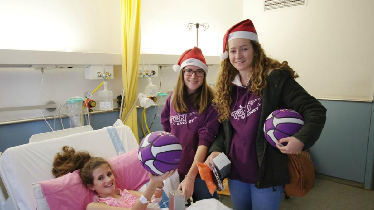 L'equip de bàsquet Tarragona Fem Bàsquet visita la planta pediàtrica de l'hospital Joan XXIII.