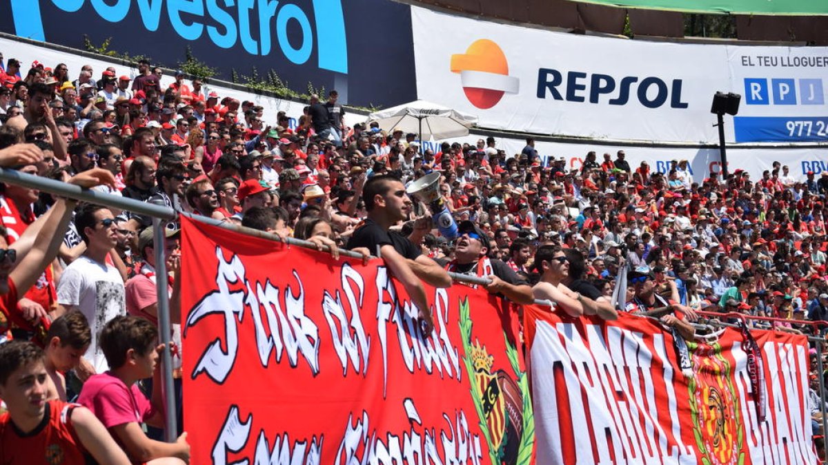 Una hora abans de començar el partit, les immediacions del Nou Estadi estaven plenes d'aficionats del Nàstic.