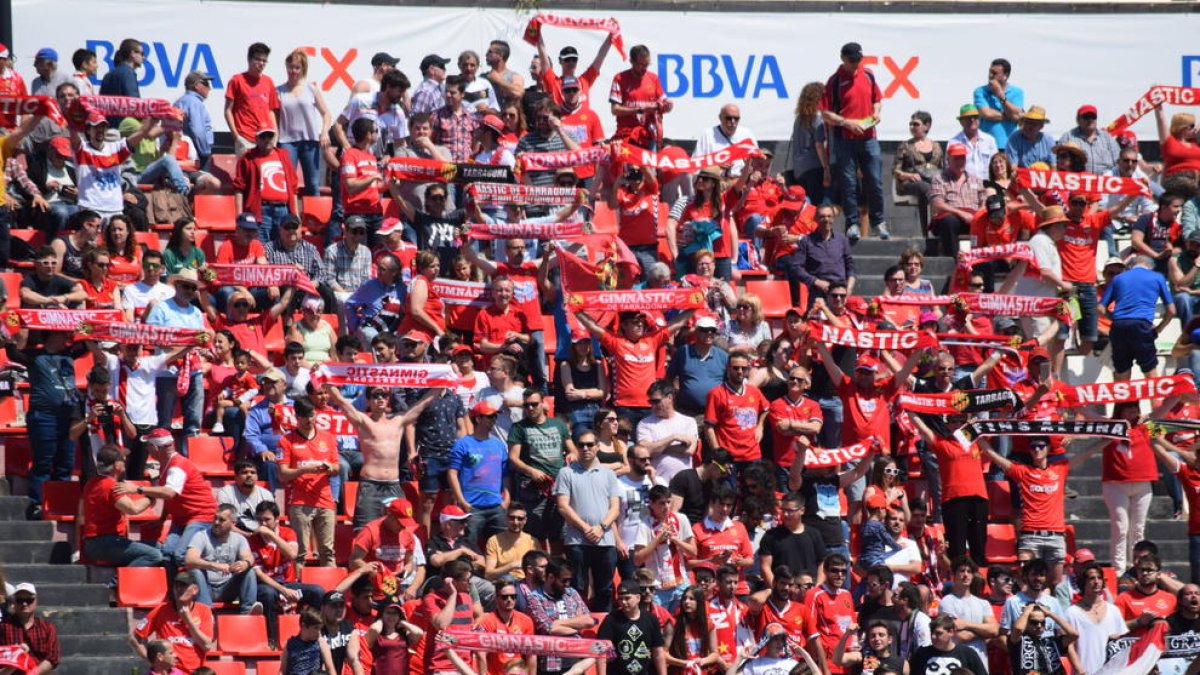 Una hora abans de començar el partit, les immediacions del Nou Estadi estaven plenes d'aficionats del Nàstic.