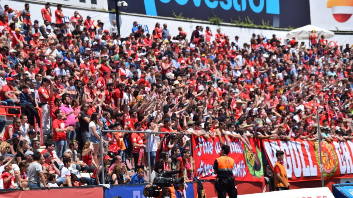 Una hora abans de començar el partit, les immediacions del Nou Estadi estaven plenes d'aficionats del Nàstic.