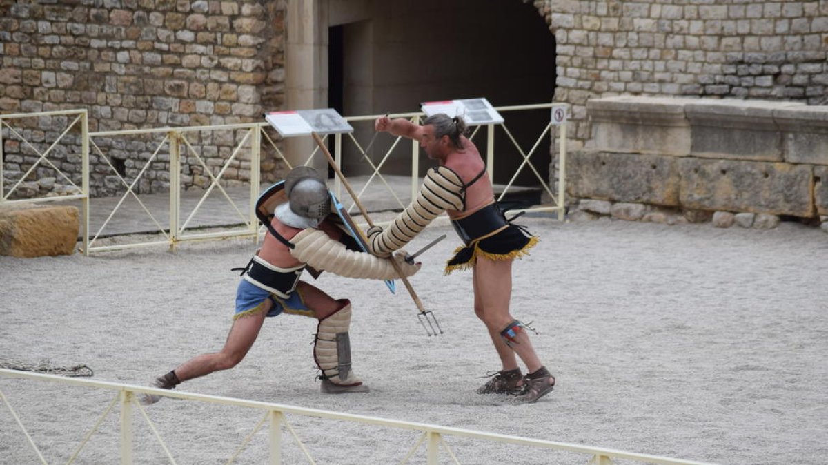 Els Provocatores entren a l'arena de l'Amfiteatre Romà de Tarragona. El públic aplaudeix. Els dos gladiadors es miren als ulls, saben que lluitaran i que un dels dos 'morirà'. L'àrbitre ordena el tret de sortida: «Pugna». I comença l'acció. Així comença un dels actes més multitudinaris i exitosos del festival Tarraco Viva. Des de fa molts anys, els homes, i en aquest cas, les dones, de Dario Battaglia —director de l'Istituo Ars Dimicandi— captiven als tarragonins amants de la història.