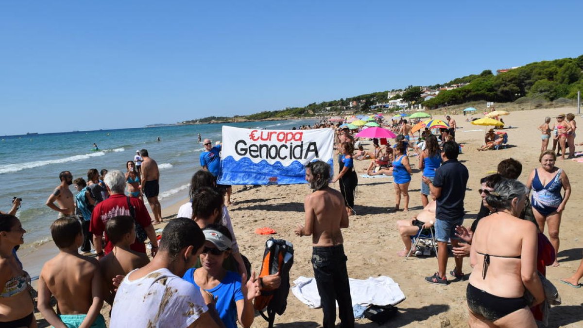 Acció de denúncia i protesta de l'organització STOP Maremortum.