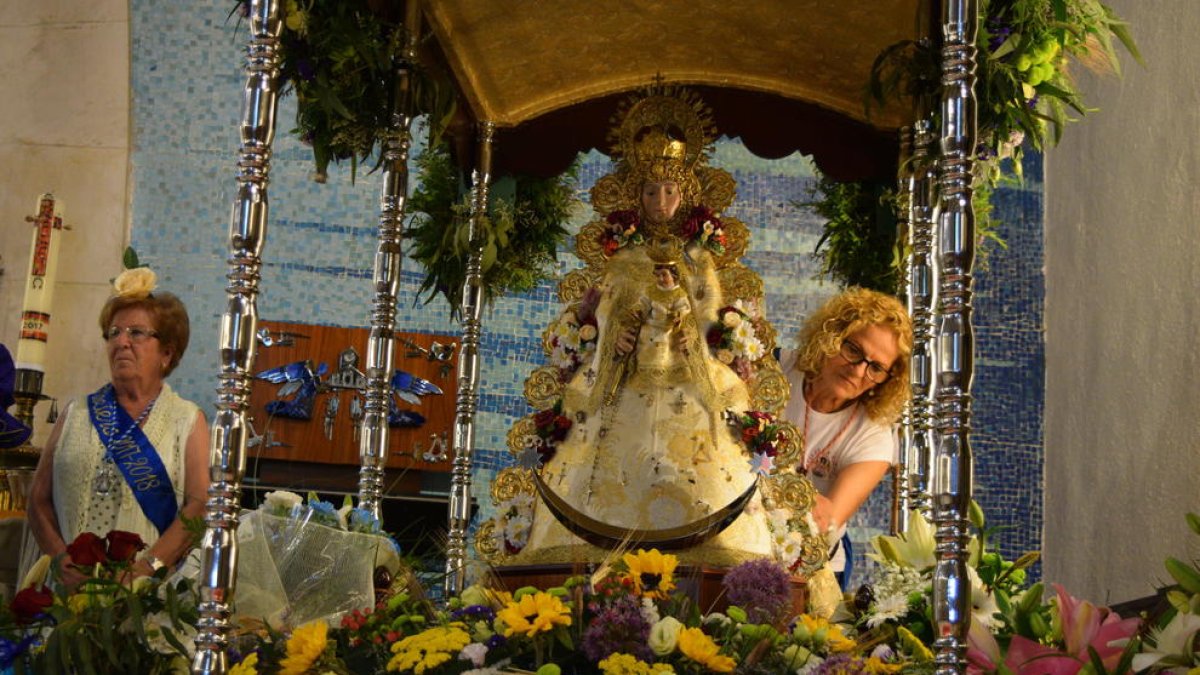 Ofrenda floral en honor en la Virgen del Rocío en la XXXIII Romería de Tarragona.