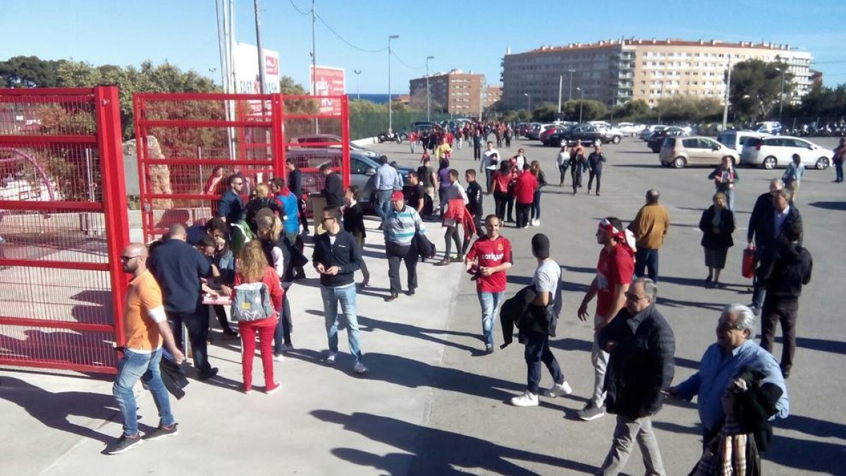 Els aficionats comencen a arribar al Nou Estadi