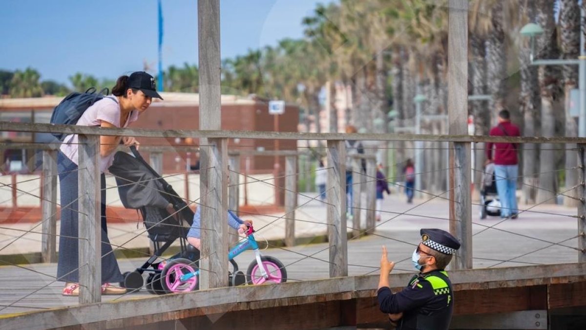 Els menors, acompanyats dels pares, han tornat a sortir en el primer pas del desconfinament