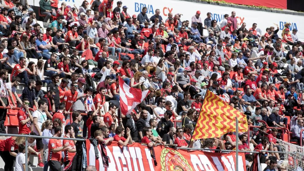 Més de 8.000 espectadors han presenciat el partit al Nou Estadi.