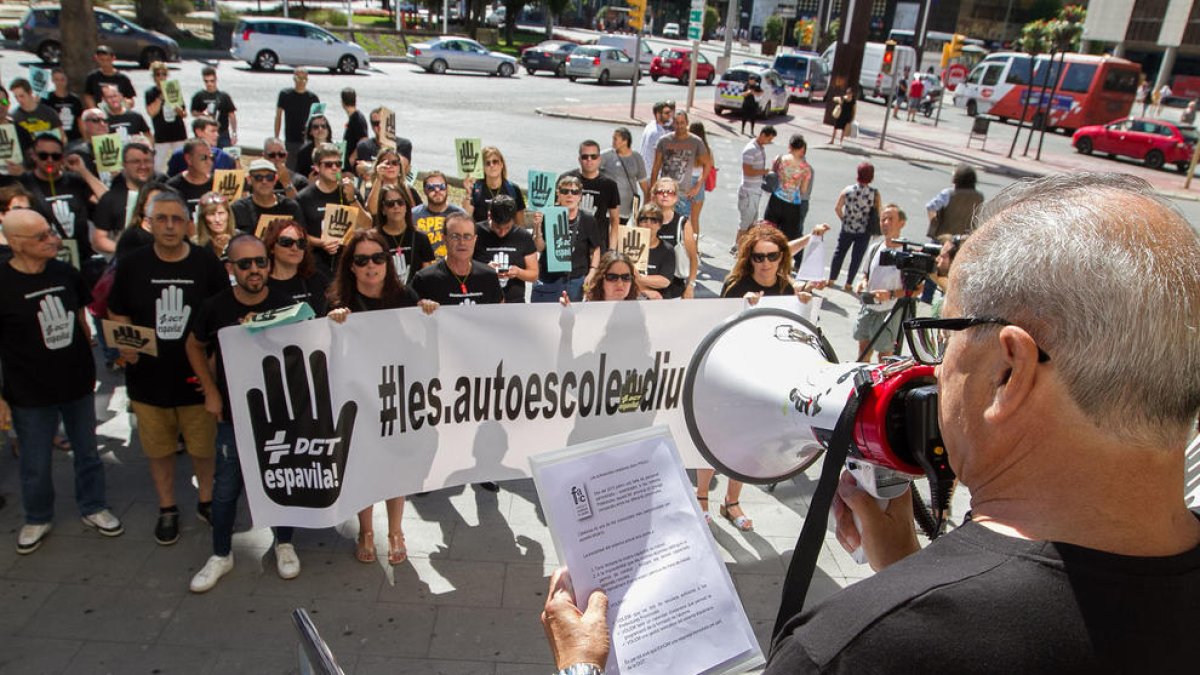 Protesta de les autoescoles de Tarragona per la manca d'examinadors