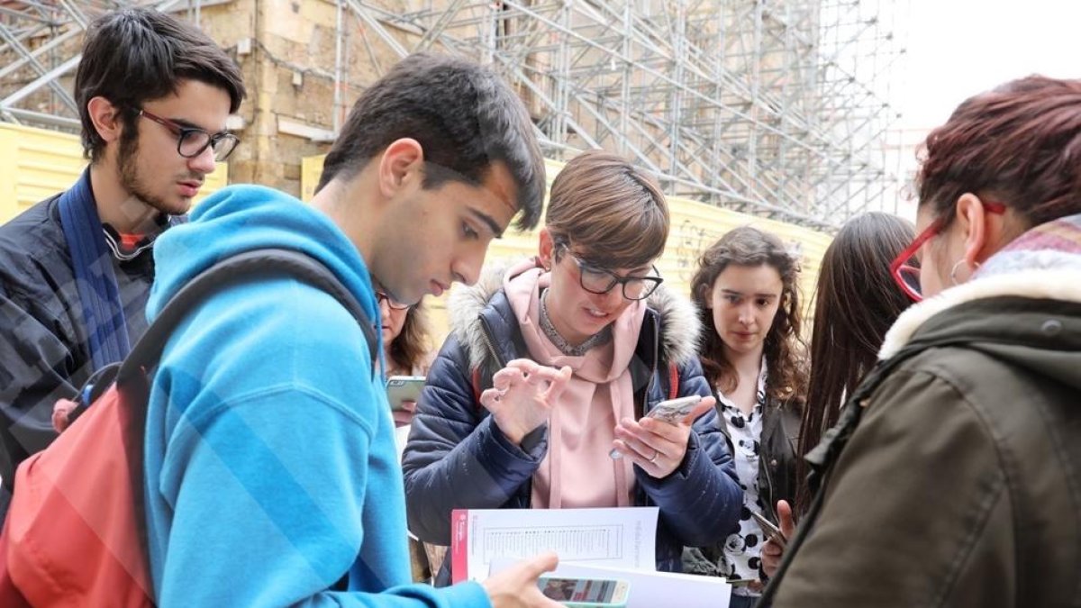 Més de 700 alumnes 'descobreixen' la ciutat jugant amb la tecnologia.