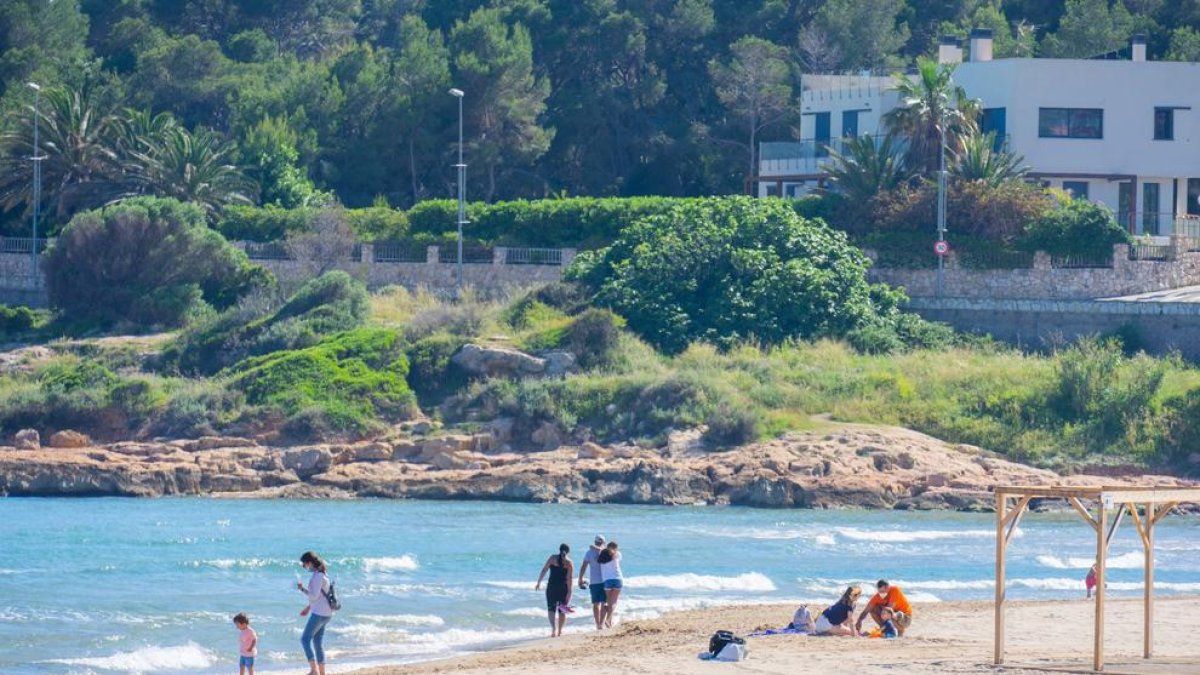 Banyistes a la platja de l'Arrabassada de Tarragona, 19 de maig de 2020