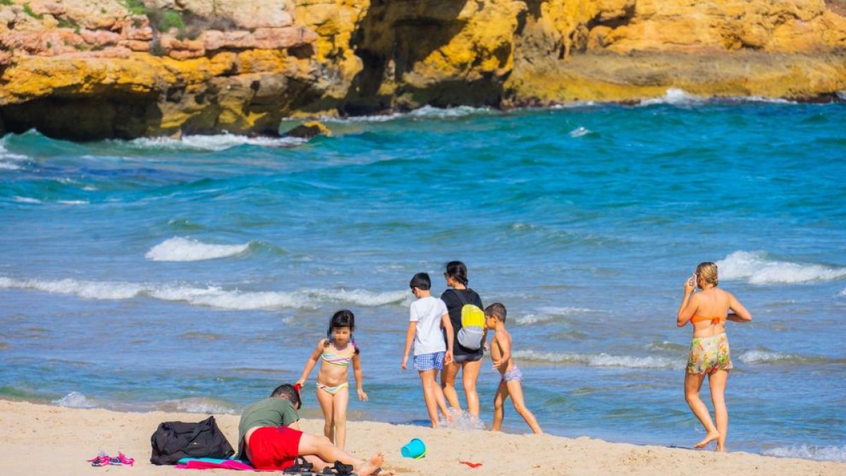 Banyistes a la platja de l'Arrabassada de Tarragona, 19 de maig de 2020