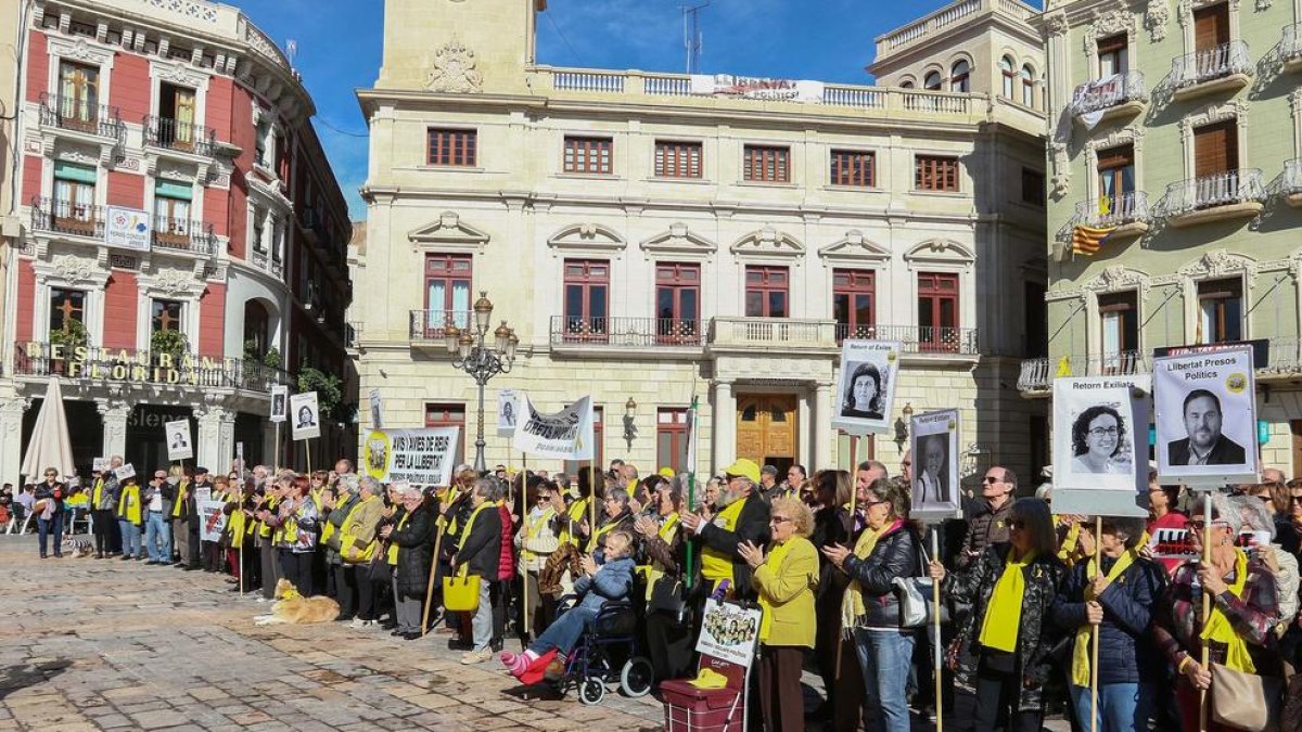 Com cada dia, han fet una concentració a la plaça Mercadal per la llibertat dels polítics presos i exiliats