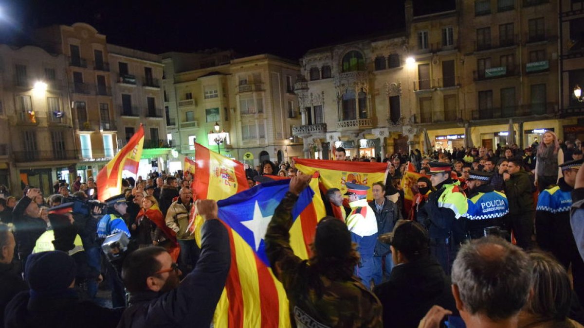 Concentración por la unidad de España a Reus, que ha coincidido con un grupo de independentistas.