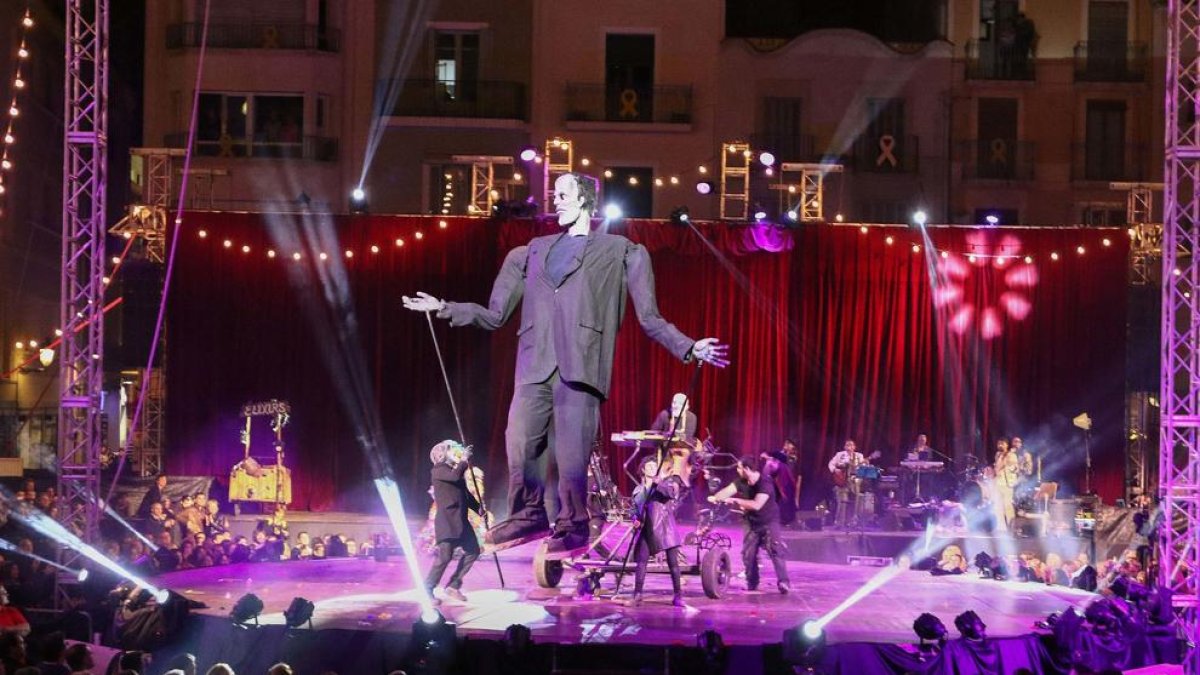 L'espectacle inaugural va tenir lloc a la plaça Mercadal