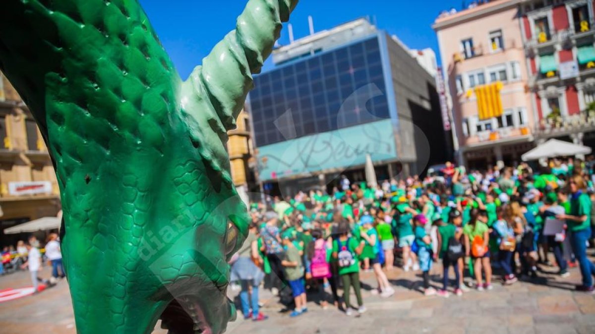 Més d'un miler d'escolars recreen la Víbria de Reus al Mercadal per dir «Hola Sant Pere!». Els infants han preparat una coreografia al so del 'Joan petit quan balla'