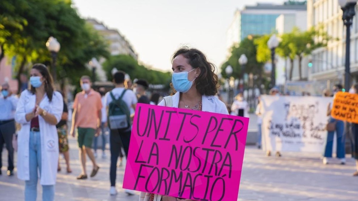 Cerca de doscientas personas, entre profesionales de la medicina y partidarios de una sanidad pública gratuita, participan en la concentración