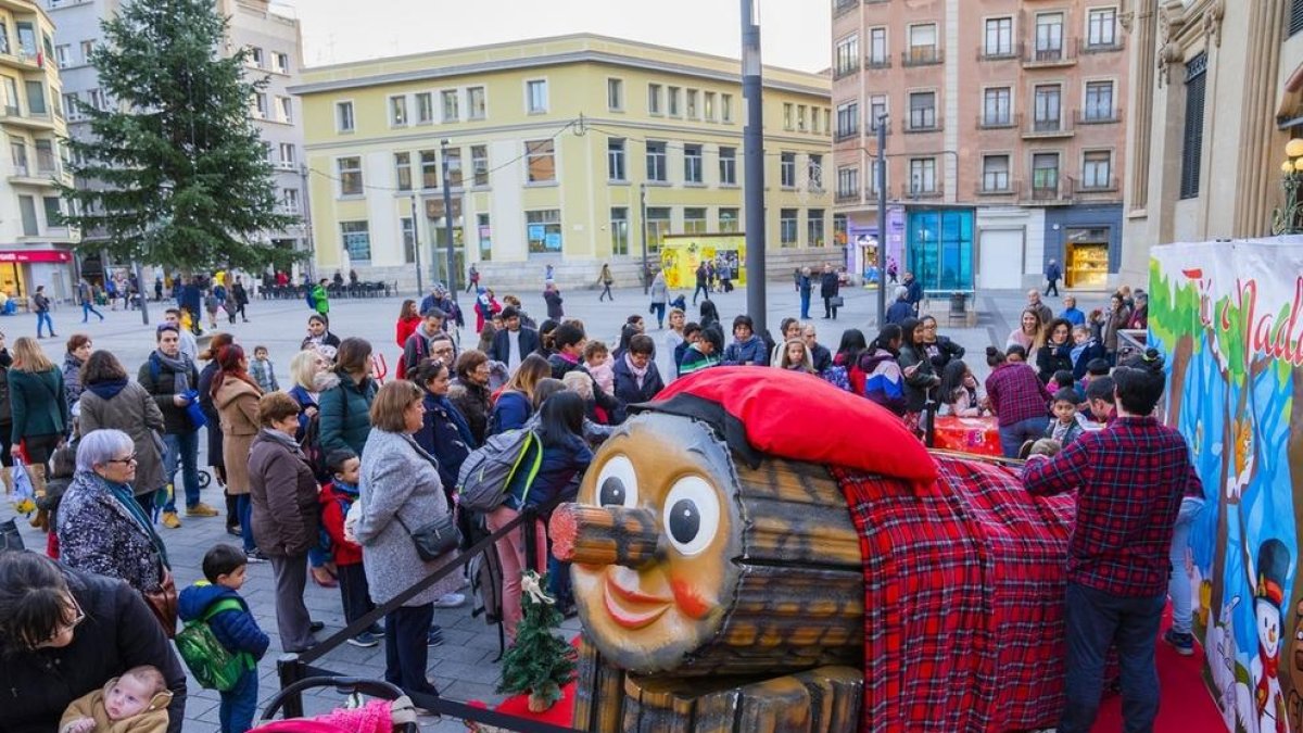 El Tió de Nadal, junto con el concierto de villancicos, dio inicio ayer a la agenda que el Ayuntamiento de Tarragona ha elaborado por estas fiestas