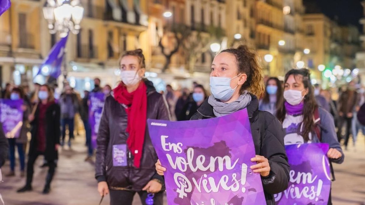 Concentración contra la violencia machista en la paça de la Font en Tarragona.